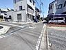 外観：住民の方が主に利用する交通量少なめの道路に面してます。 