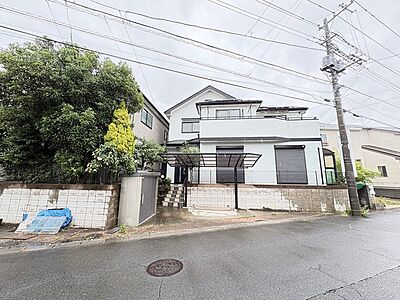 外観：駐車が苦手な方にも嬉しい、9ｍ道路に面した住まい。 