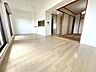 リビング/ダイニング：いつでもご案内いたします。リフォーム済で綺麗なお部屋に生まれ変わったマンション一室が販売中です。お気軽にお問い合わせください。