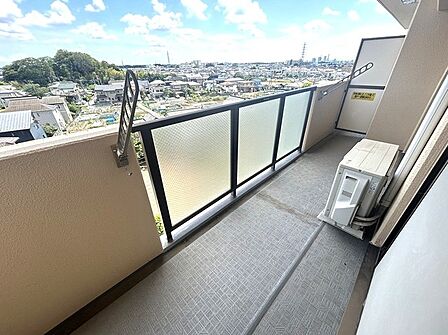前面の住まいとの距離感があるから、圧迫感を感じません。