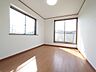 洋室：たっぷりの陽光と、心地よい風が舞い込みます。 