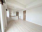 淡い色調でまとめられた、開放感と清潔感のある空間。日々の暮らしに心地よい調和をもたらします。 