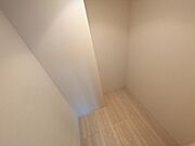 無駄な装飾を削ぎ落としたシンプルな空間は、住まい手の感性に合わせて自由に活用できる余白のような趣があります。