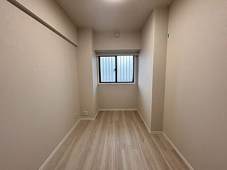 今からここを誰のお部屋にしようか、そんな洋室。