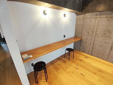 コンクリートの質感が引き立つ空間。リビングカウンターが日常に心地よい調和と機能性をもたらします。