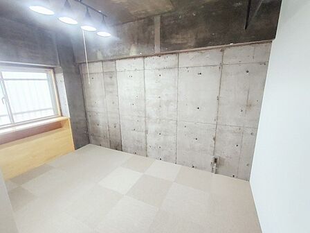 窓から優しい明かりが届き、無機質な中にも温もりを感じる心地よい住空間です。