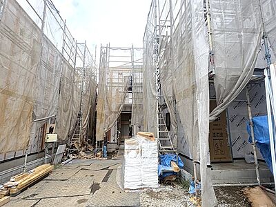 外観:完成へと向かう静かな空間が広がり、これからの新しい暮らしへの期待が高まる落ち着いた佇まいです 外観:完成へと向かう静かな空間が広がり、これからの新しい暮らしへの期待が高まる落ち着いた佇まいです