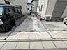 駐車場：日々の暮らしを支える実用的なスペースとして、ゆとりある敷地が日々の生活を穏やかにサポートします。