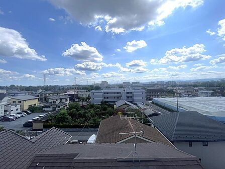 どこまでも広がる空を身近に感じられる開放的な眺望が、日々の暮らしに心地よいゆとりと落ち着きをもたらしてくれます