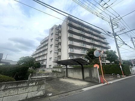 落ち着いた佇まいの建物が、日々の生活を穏やかに支えてくれる安心感のある住環境です