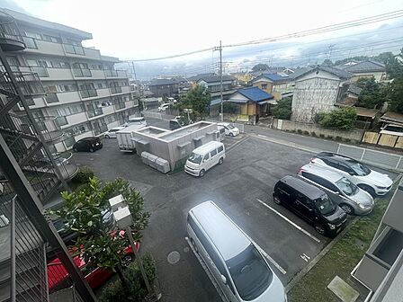 空が広く見渡せる開放感のあるロケーションで、周囲の落ち着いた街並みを一望できる穏やかな環境です