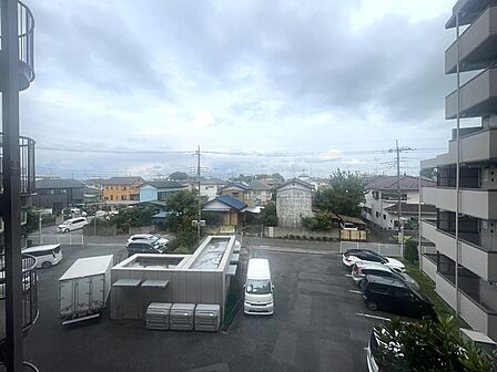 空を広く見渡せる開放的な眺望が広がり、日常の中で穏やかな時間の流れを感じられる住環境です