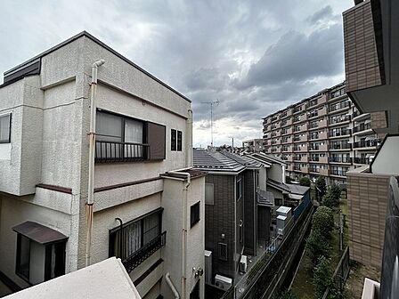 前面の住まいとの距離感があるから、圧迫感を感じません。