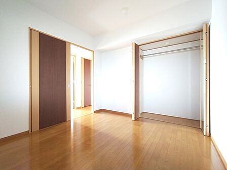 たっぷりの陽光と、心地よい風が舞い込みます。