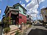 外観：豊かな色彩が個性を放つ、穏やかな住宅街に馴染む心地よい佇まいの住まいです。
