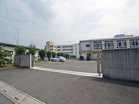 伊奈町立伊奈中学校(420m)