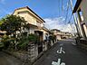 外観：青空のもと、落ち着いた住宅街に溶け込む穏やかな街並みが日々の暮らしを優しく包み込みます。