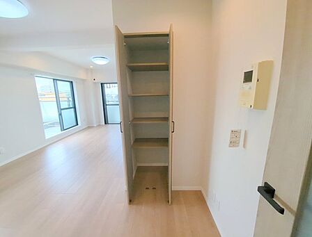 「LDKのここにも収納!」と思える場所に。あるとうれしい共用収納。