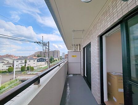 青空が広がり爽やかな風を感じられる開放的なバルコニー空間です。