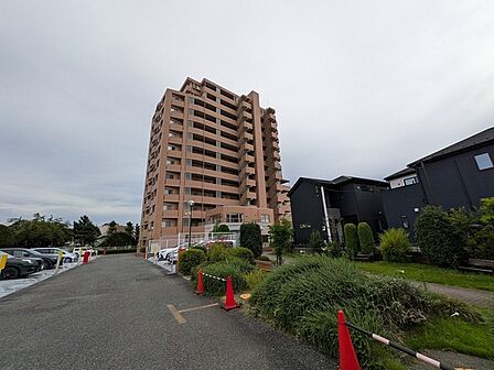 落ち着いた色合いの佇まいに、穏やかな日常が紡がれる住まい。