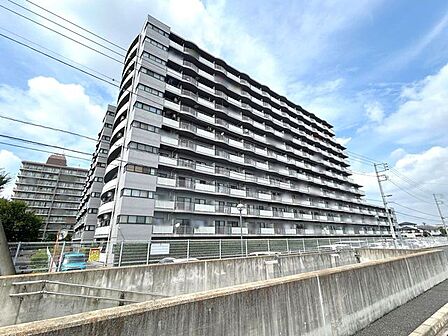落ち着いた色味と整ったフォルムが街並みに美しく調和しています。