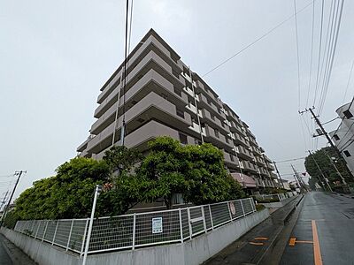 外観：街並みに溶け込む佇まいが、日々の暮らしに穏やかな安心感をもたらす住まい。