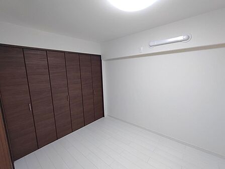 今からここを誰のお部屋にしようか、そんな洋室。