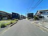 外観：すっきりと見通しの良い道路に面し日々の移動もスムーズにこなせます。 