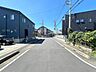 外観：ゆとりある前面道路は車の出し入れもしやすく安心です。 