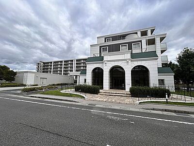 外観：前面道路は歩道も整備され、小さなお子様にも安心です。 