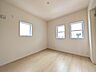 子供部屋：複数の窓から穏やかな雰囲気が広がる心地よい空間です