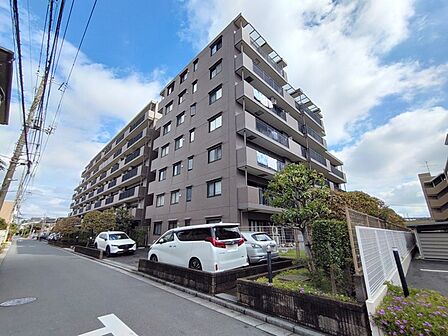 最寄り駅まで徒歩5分の近さ。 忙しい朝が助かる立地、 暮らしにゆとりが生まれます。 
