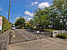 周辺：桶川市立日出谷小学校（910m）