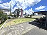 心地よい風が吹き抜ける開放的な敷地には、豊かな緑の草木と美しい青空が広がり、穏やかな時間が流れる健やかな住環境です 