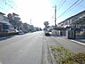 外観：前面道路は歩道も整備され、小さなお子様にも安心です。 