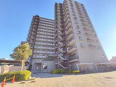 外観：花崎駅徒歩6分の近さ。 忙しい朝が助かる立地、 暮らしにゆとりが生まれます。 
