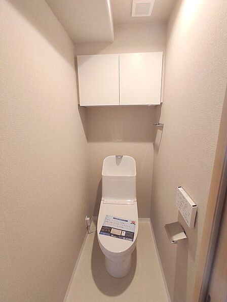 新しくお住まいになる方のことを考えて、トイレも新品に交換しました。