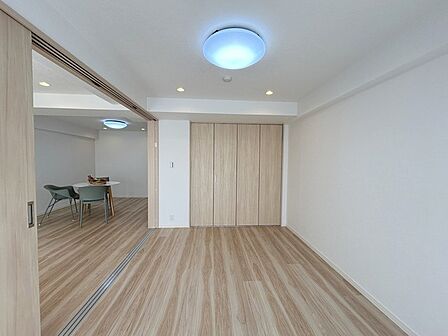 LDK+隣接洋室、開放すれば計約23.5帖。おもてなしスペースにもどうぞ。