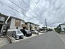 外観：駐車が苦手な方にも嬉しい、前面6ｍ道路に面した住まい。 