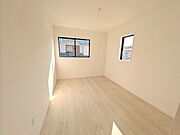 新築の木の匂いのする室内。写真では伝わらないので、ぜひ現地でお確かめください。 