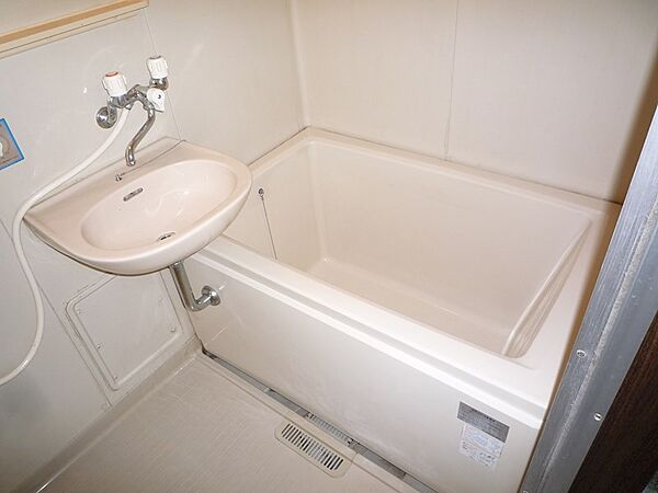 画像9:浴室内の洗面台