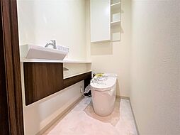 [トイレ] お手洗いにも棚がついているのは、便利ですね。