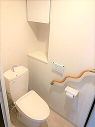 [トイレ] リモコン付きウォシュレット＆収納付！白を基調とした清潔感のあるトイレ
