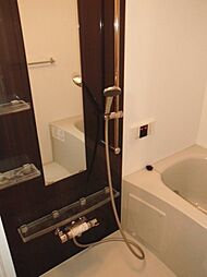 [風呂] シャワーの高さも可動式タイプ。　給湯器付きなので、使用しやすいお風呂です。