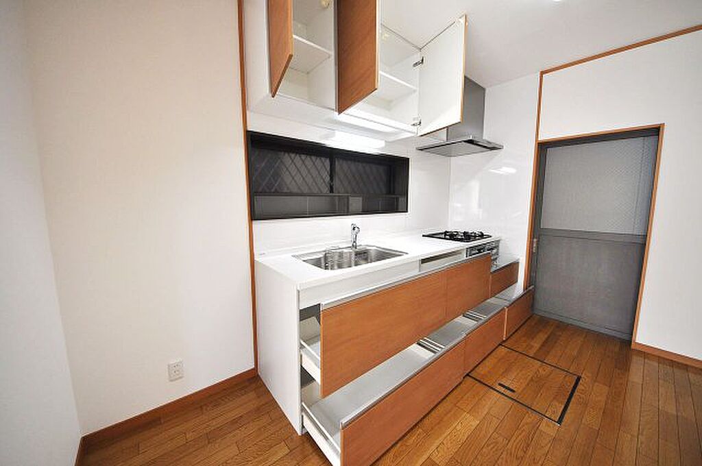 たっぷり収納出来るスライド式の収納に吊戸棚も付いて、綺麗に片付いたキッチンが維持できます。