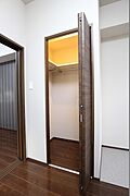 大容量。衣装持ちのお姉様も嬉しいウォークインクローゼット。