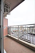 バルコニーは広く開放的です。