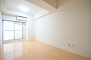 洋室１０．６帖、照明器具は備え付けです。