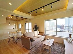 [居間] リビングは居心地のよいカフェを思わせる素敵な空間に仕上がりました。ダイニングセットを置いてもソファーを置ける広々大空間。