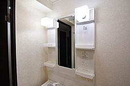 [洗面] 清潔感のあるボウル。開放感ある空間と、十分な大きさの鏡も自慢です。 